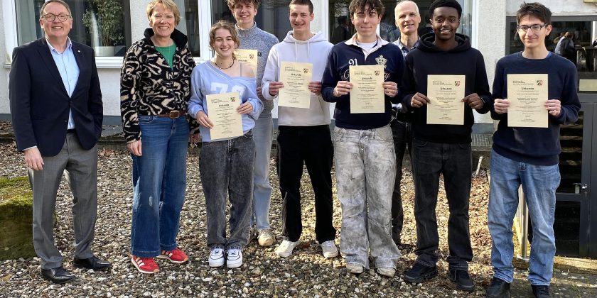 <p style="display:block;"><strong>&bull;</strong> Alympiade: Busse, Batterien und viel Köpfchen</p>