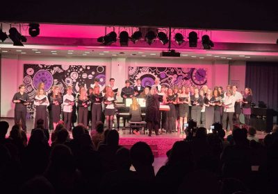 <p style="display:block;"><strong>&bull;</strong> Ein Konzert „Durch Raum und Zeit“</p>