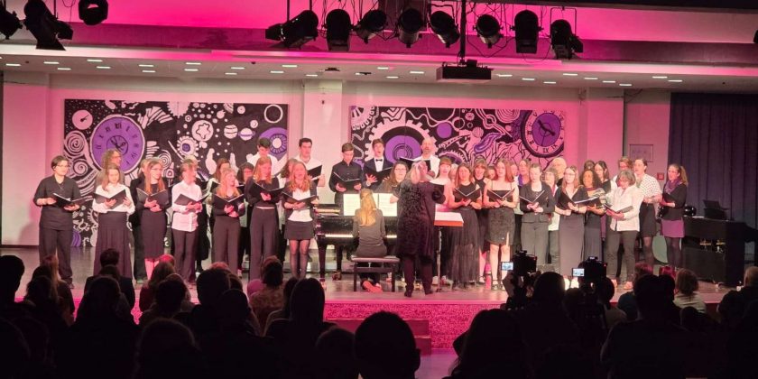 <p style="display:block;"><strong>&bull;</strong> Ein Konzert „Durch Raum und Zeit“</p>