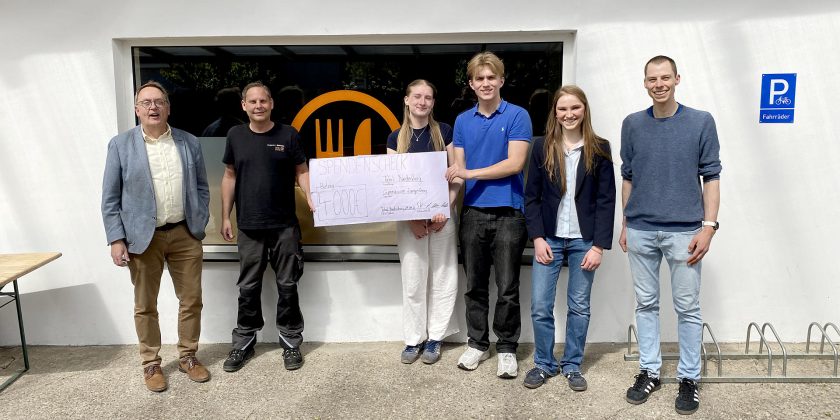 <p style="display:block;"><strong>&bull;</strong> Wir übergeben 4.000 Euro an die Tafel Niederberg</p>