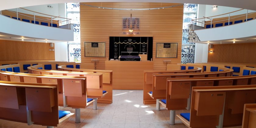 <p style="display:block;"><strong>&bull;</strong> Kippa &bull; koscher &bull; kugelsicher – Ein Synagogenbesuch</p>