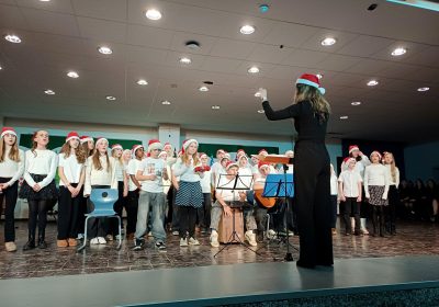 <p style="display:block;"><strong>•</strong> Fröhliche Weihnachtsklänge beim Schulkonzert</p>