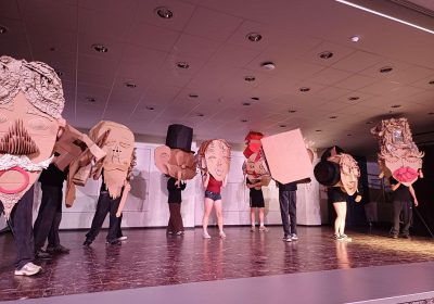 <p style="display:block;"><strong>&bull;</strong> Von Papiertigern und Pappgestalten</p>